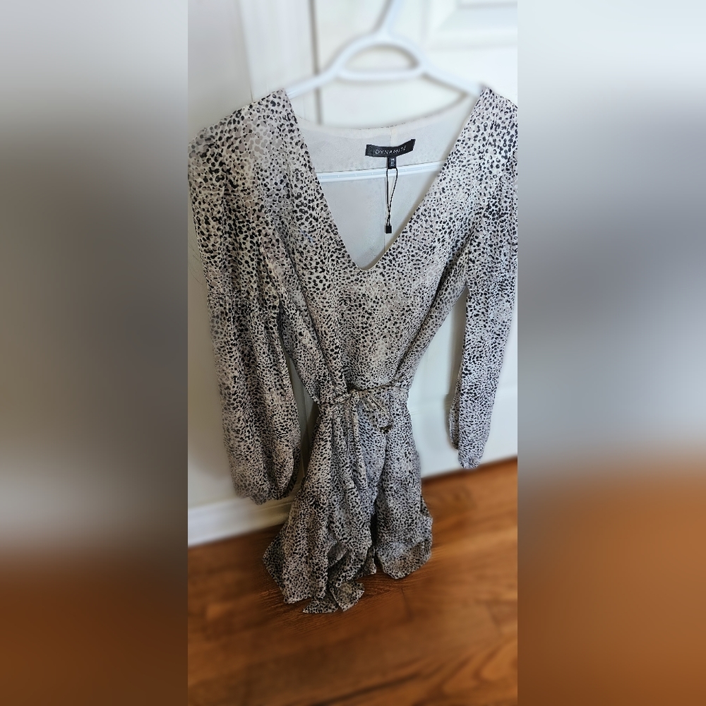 Dynamite low-v neck dress. - Picture 2 of 3